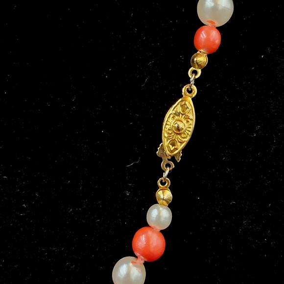 Vintage Faux Traditional and Coral Coloured Pearl Chocker Necklace - Picture 4 of 4